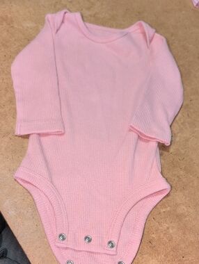 ❤️‍🔥10/$10❤️‍🔥 Baby Carter's Long-Sleeve Thermal Pink Onesie Size 6M